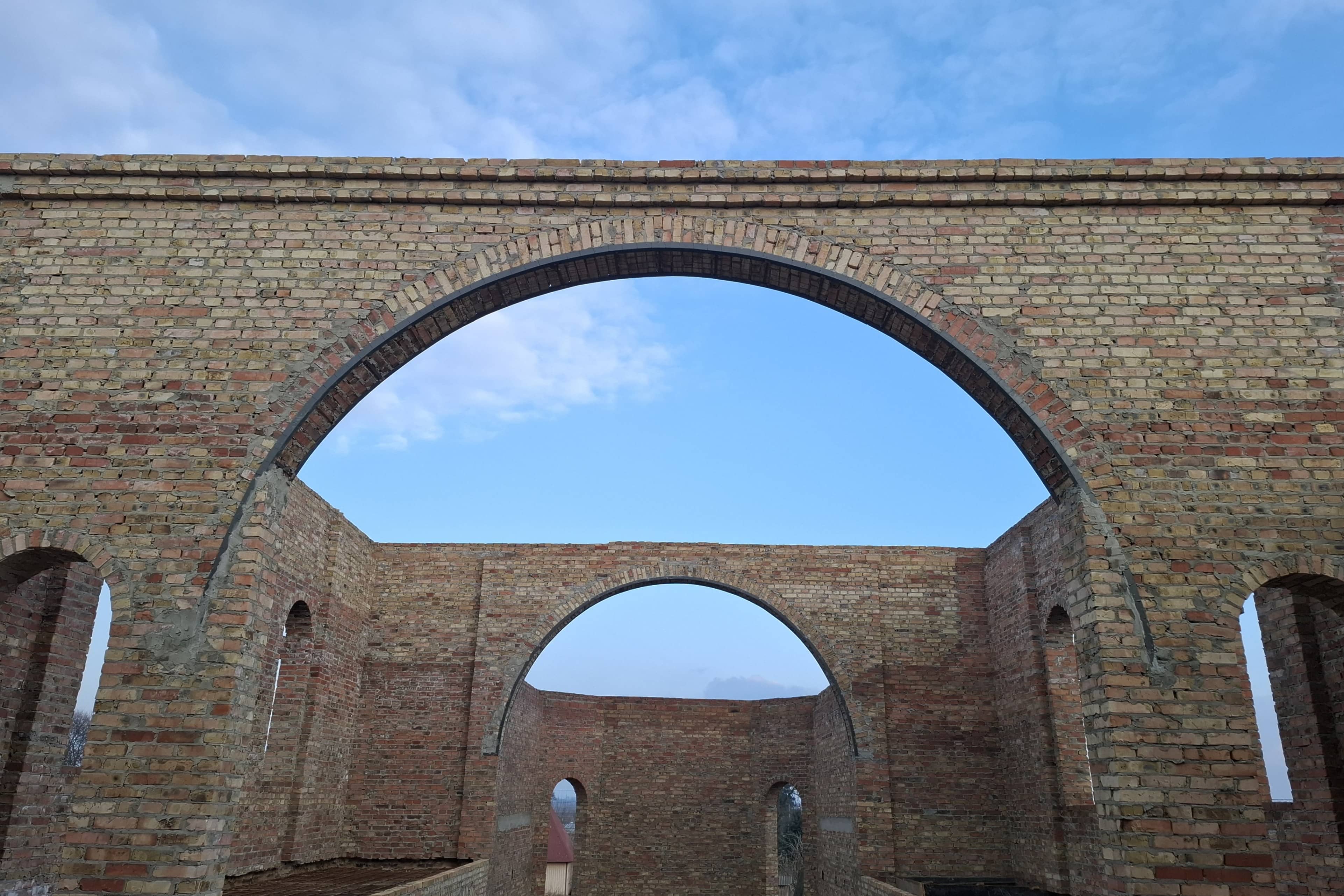 Воскресенський собор – масштабний собор із вражаючим фасадом та куполами